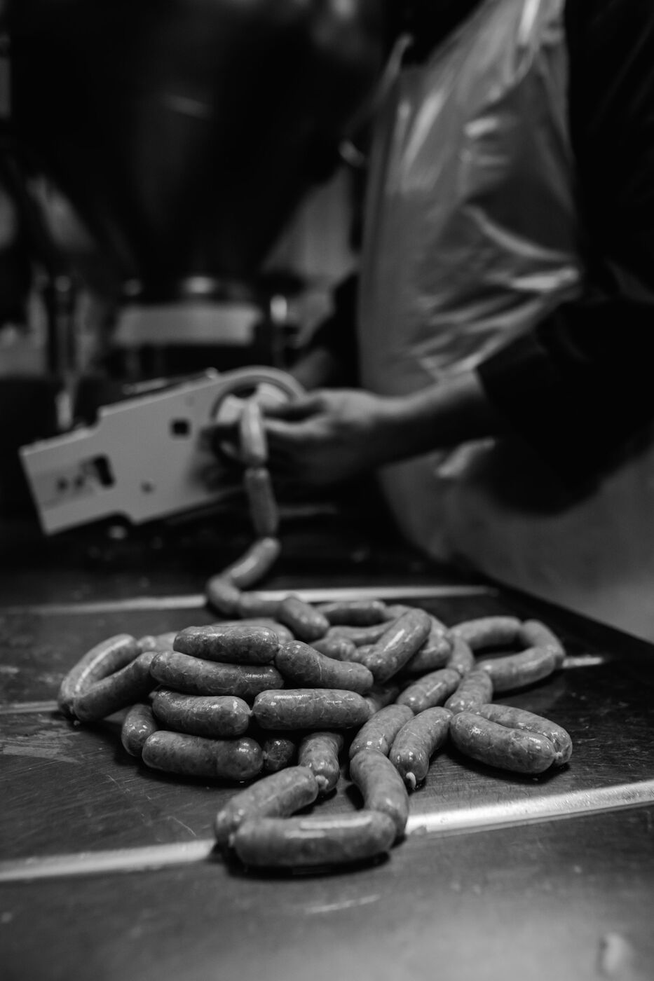 Fabrication des petites saucisses dans l'atelier